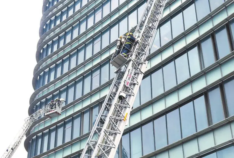 超高层建筑灭火救援实战演练在上海举行